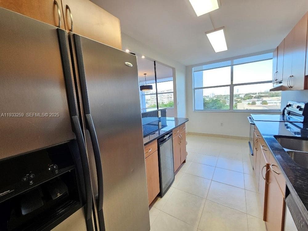 WILSHIRE CONDO · #706E in Miami - Photo 4