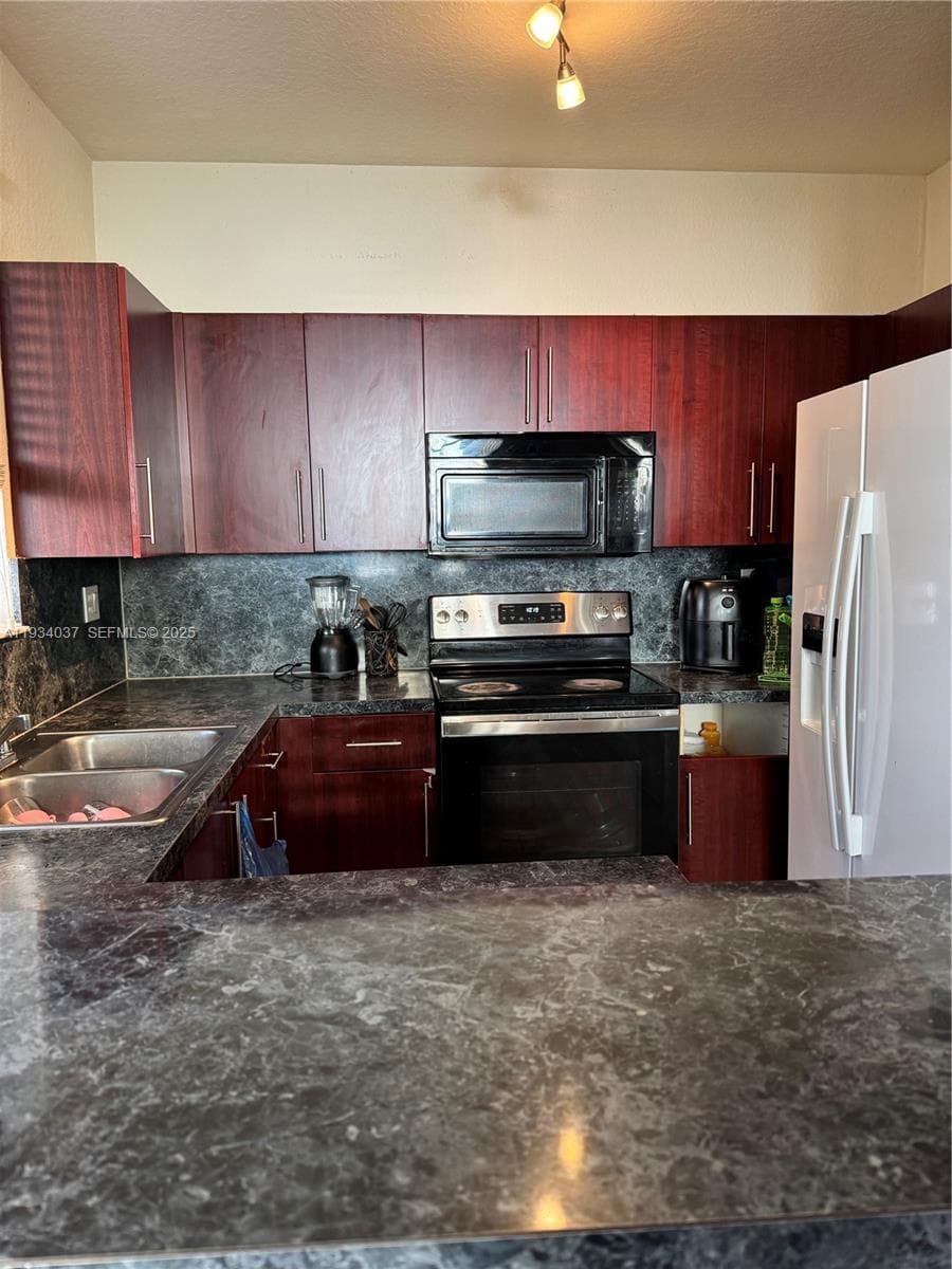 1043 SE 23rd Ave photo 11