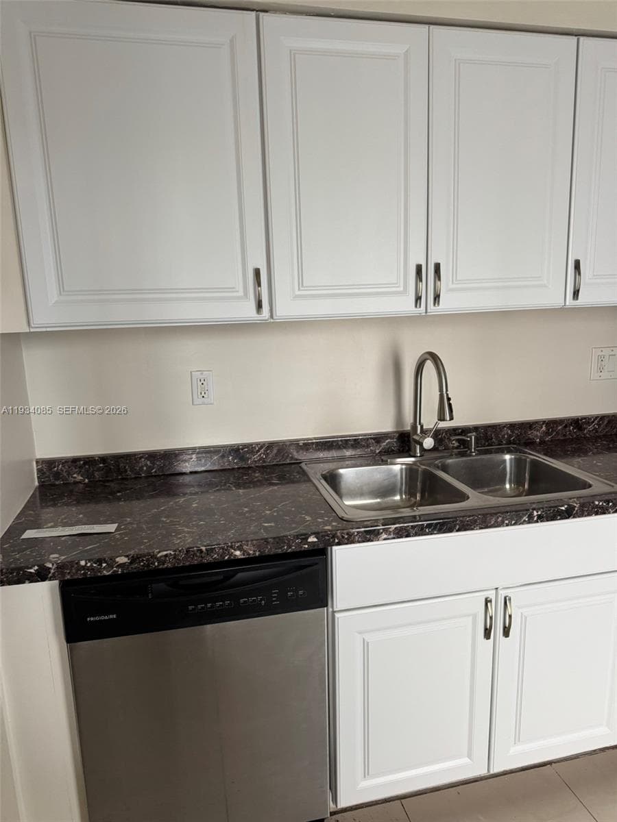 YACHT CLUB CONDO (THE) · #112 in Hallandale Beach - Photo 17