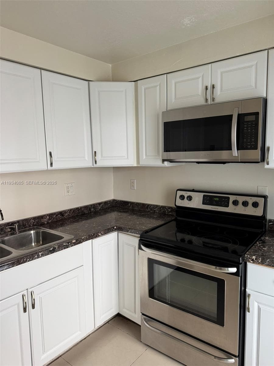 YACHT CLUB CONDO (THE) · #112 in Hallandale Beach - Photo 16