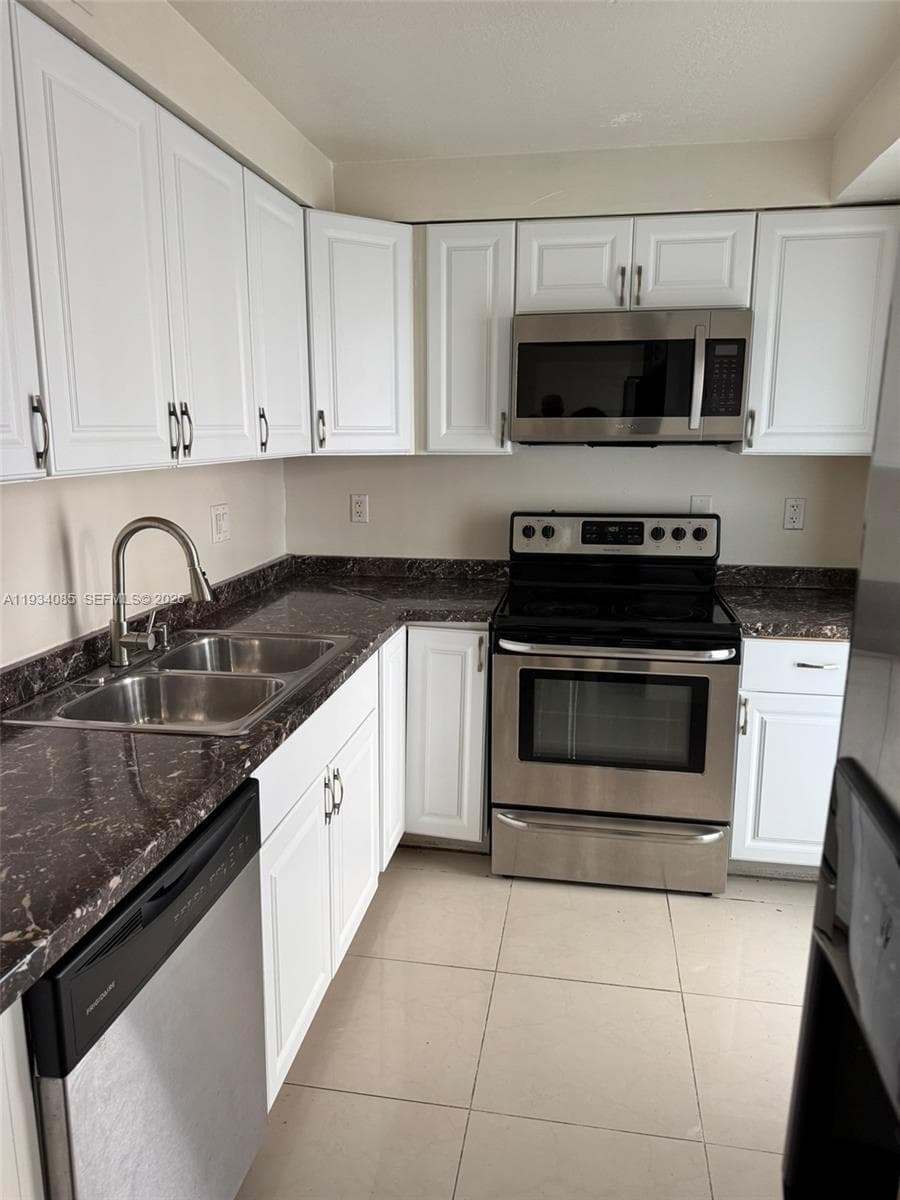YACHT CLUB CONDO (THE) · #112 in Hallandale Beach - Photo 1