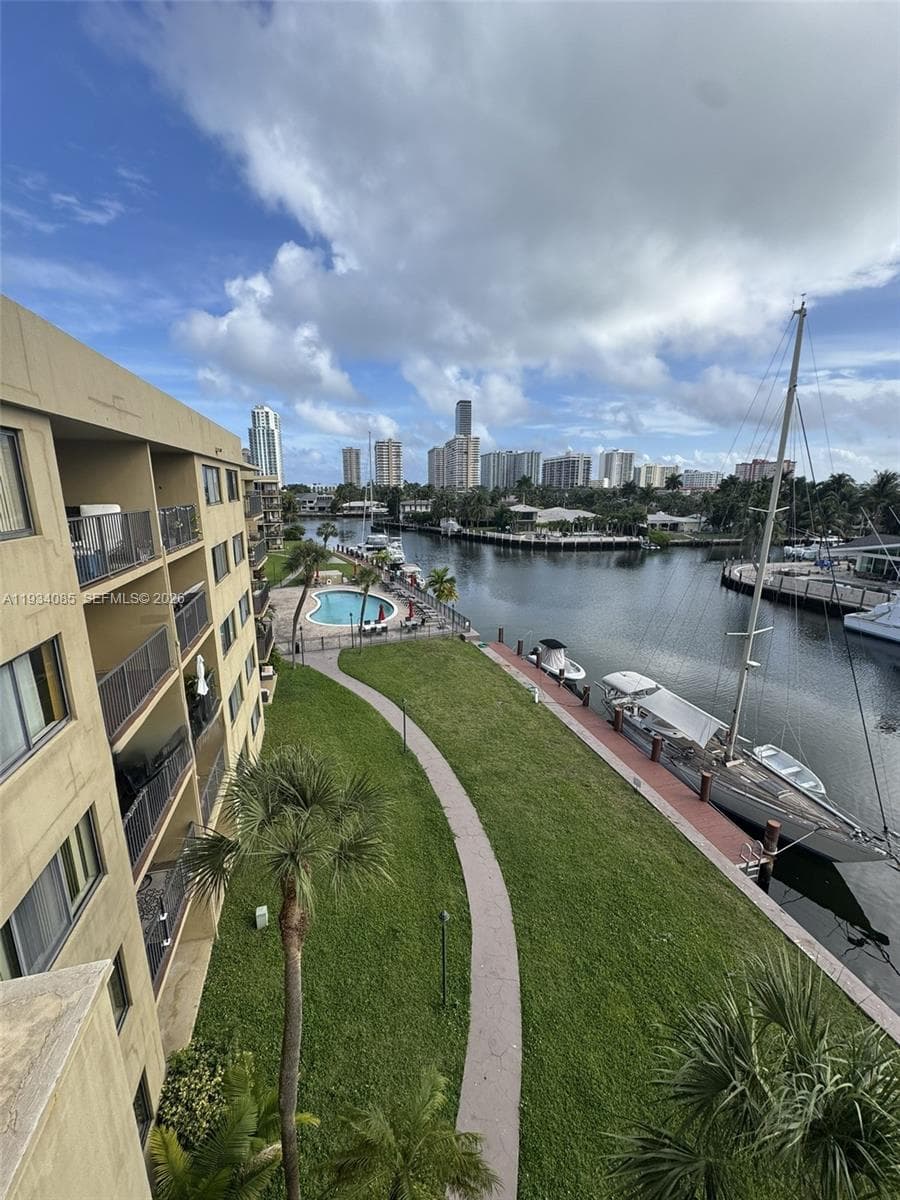 YACHT CLUB CONDO (THE) · #112 in Hallandale Beach - Photo 34