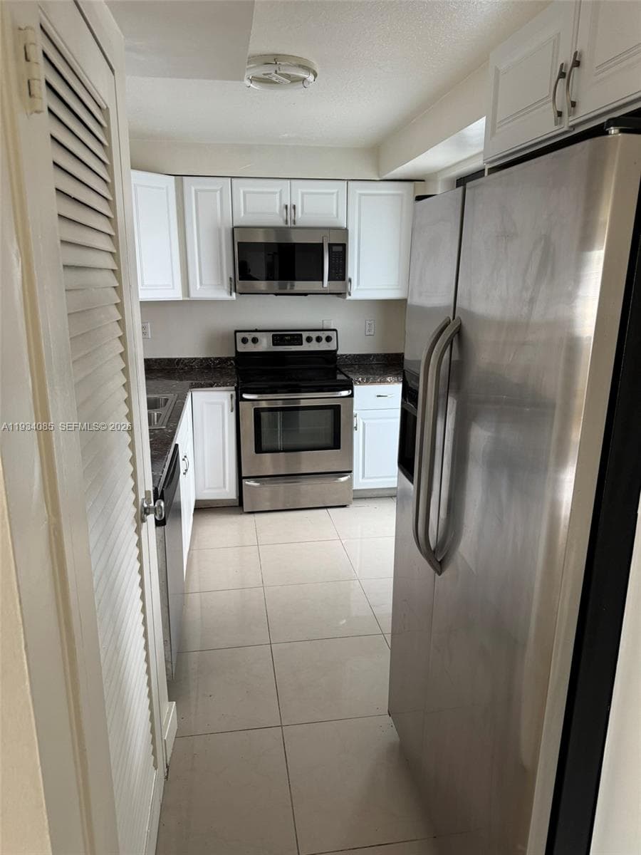 YACHT CLUB CONDO (THE) · #112 in Hallandale Beach - Photo 14