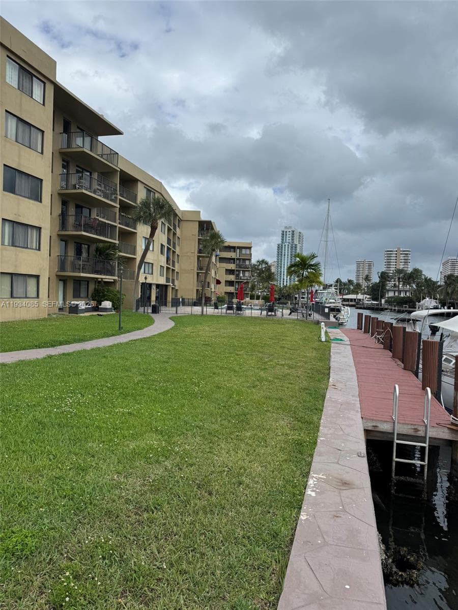 YACHT CLUB CONDO (THE) · #112 in Hallandale Beach - Photo 4