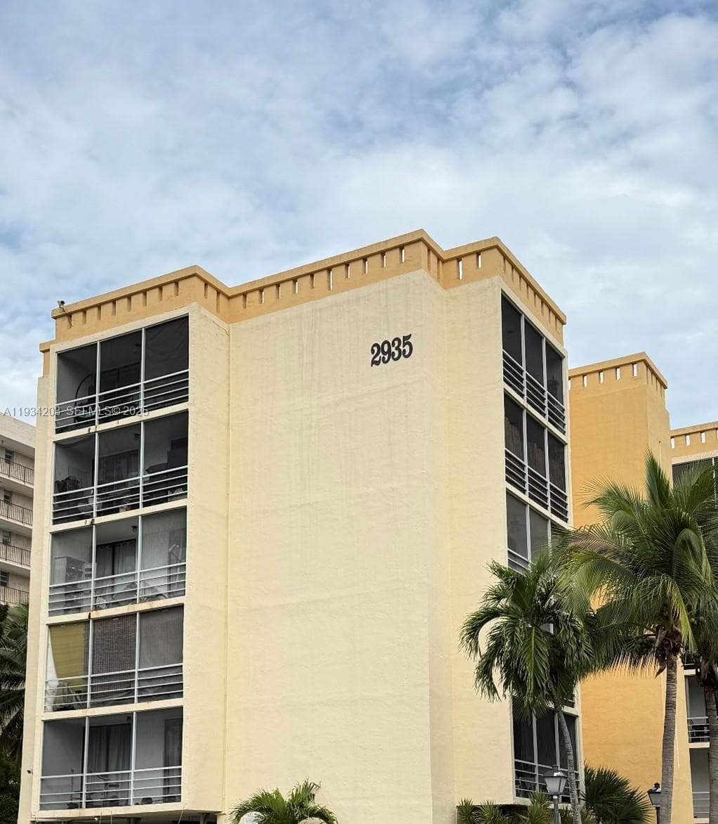BAYSWATER COURT CONDO · #3P in North Miami Beach - Photo 2