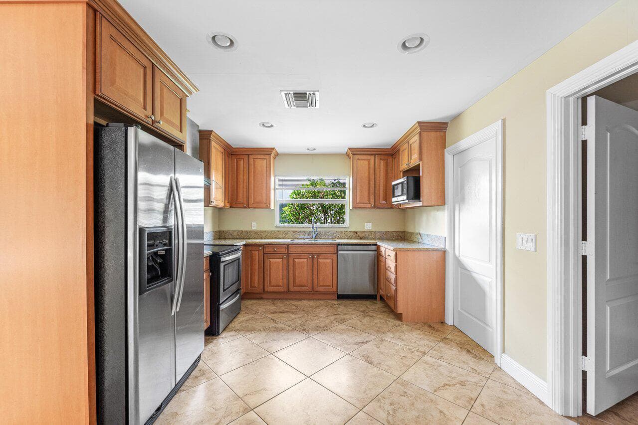 011-4572WhiteCedarLane