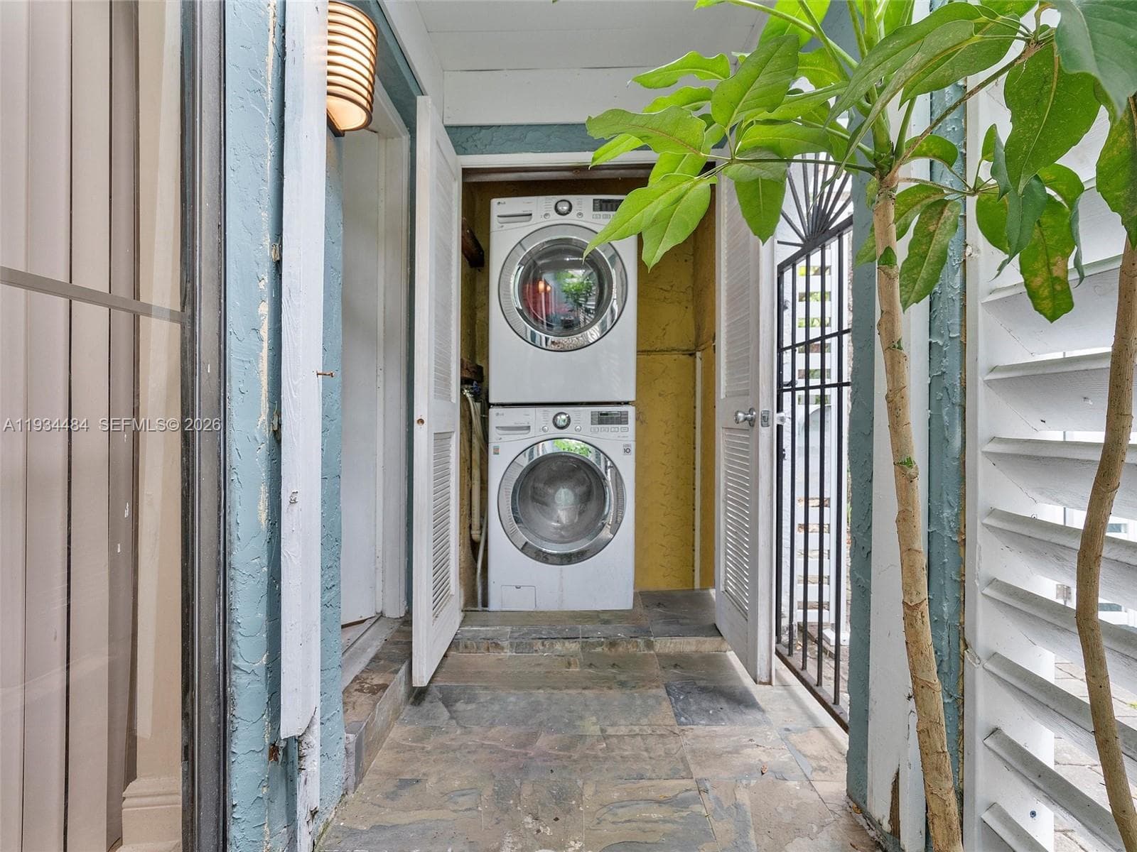 515 NE 38th St #10 photo 26