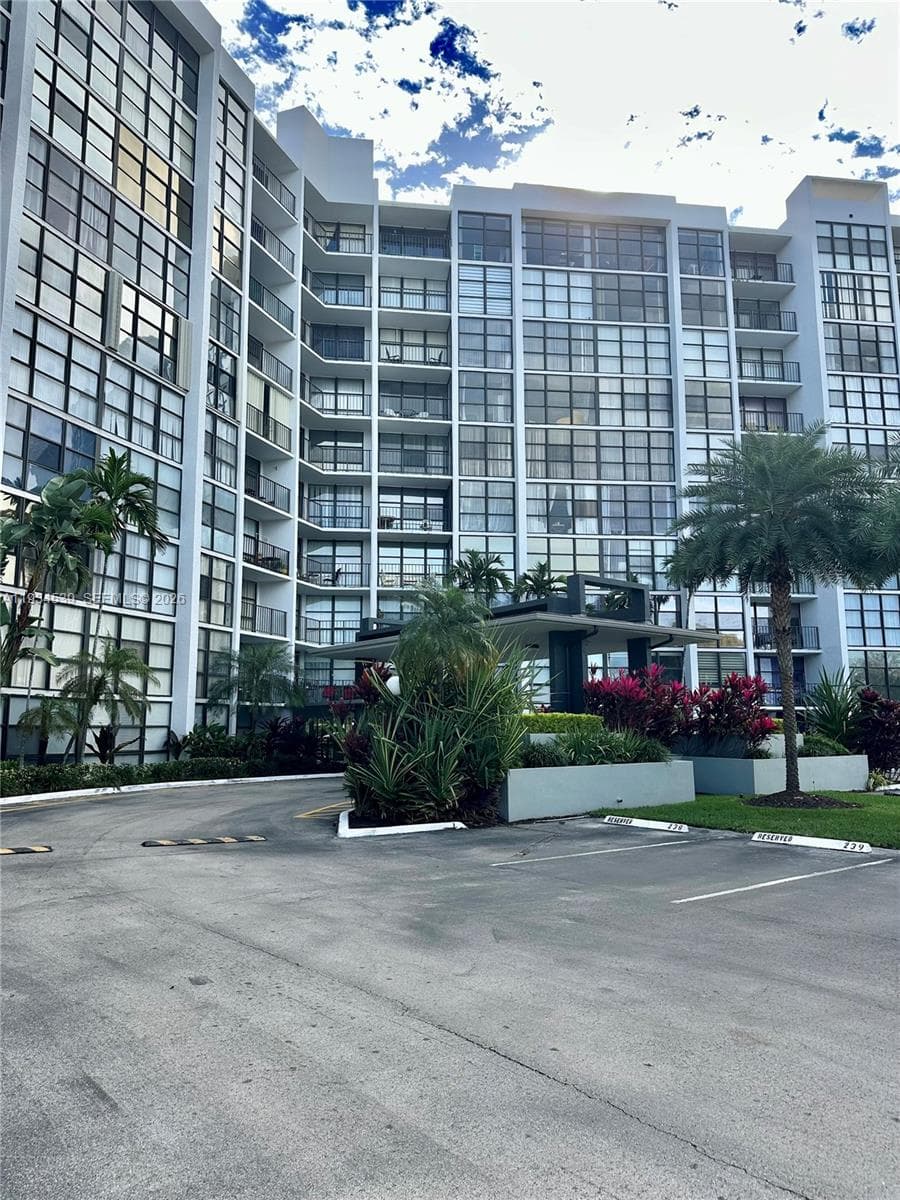 OCEANVIEW PARK CONDO · #107 in Hallandale Beach - Photo 14