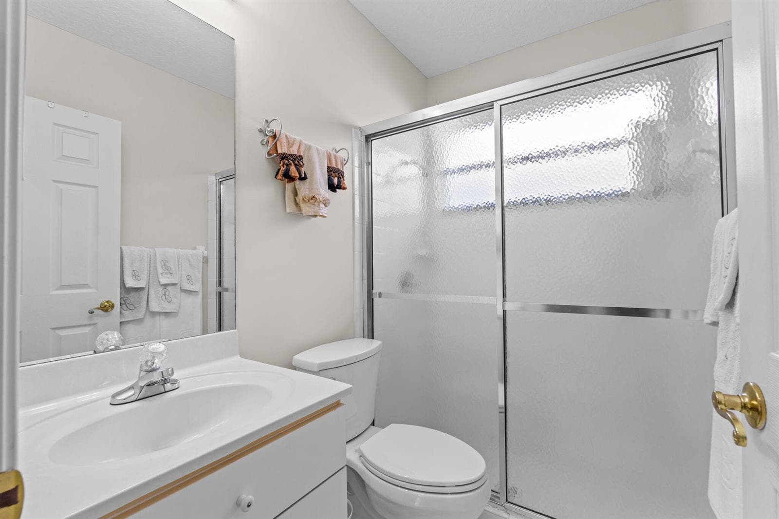 Guest suite private bathroom