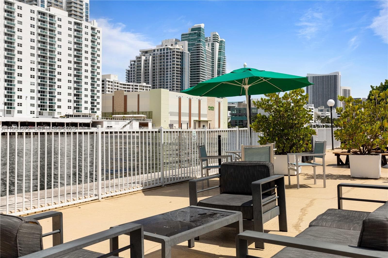 OCEANVIEW PARK CONDO · #723 in Hallandale Beach - Photo 37