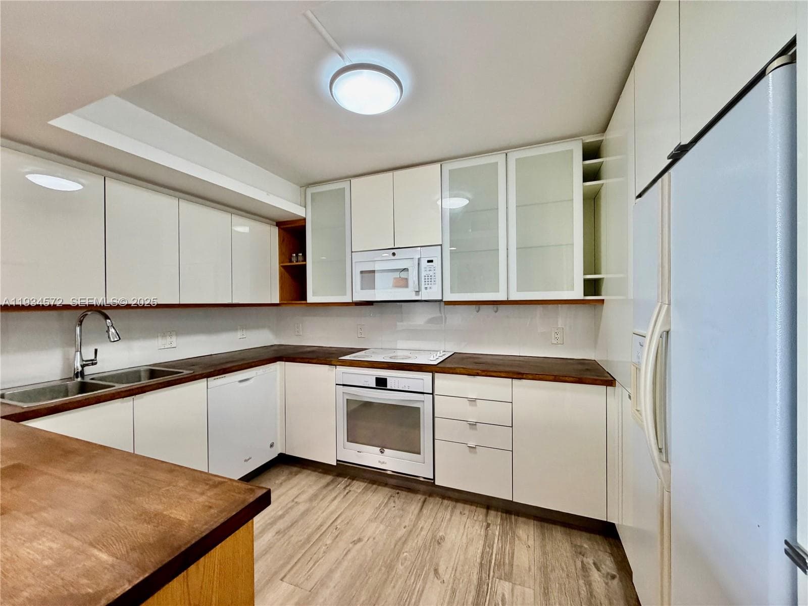 OCEANVIEW PARK CONDO · #723 in Hallandale Beach - Photo 8