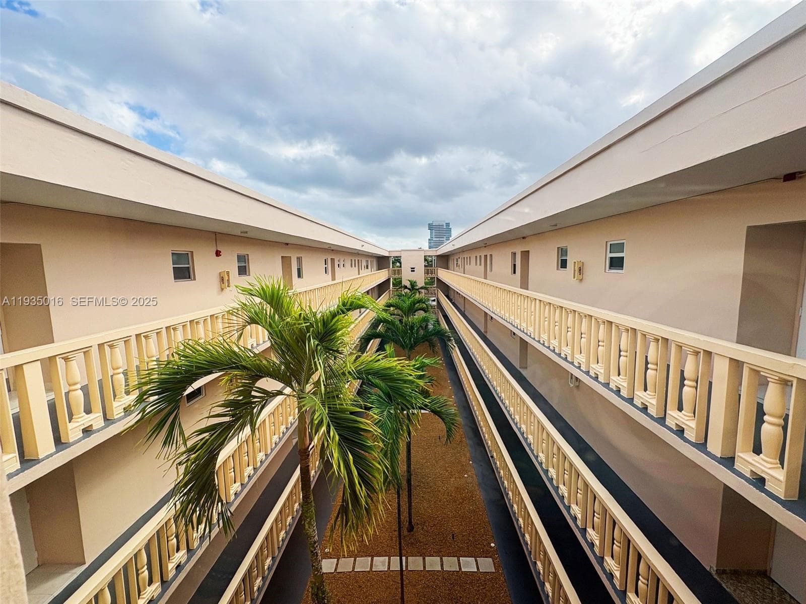 FOURTH GULFSTREAM GARDEN · #406 in Hallandale Beach - Photo 24