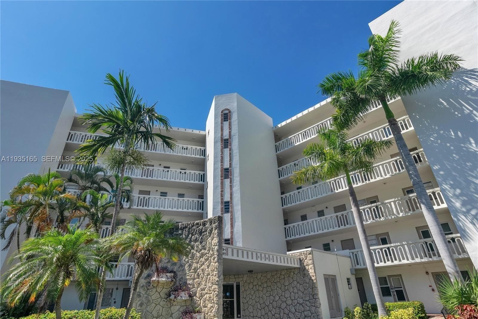 GOLDEN VIEW CONDO · #302 in Hallandale Beach - Photo 36