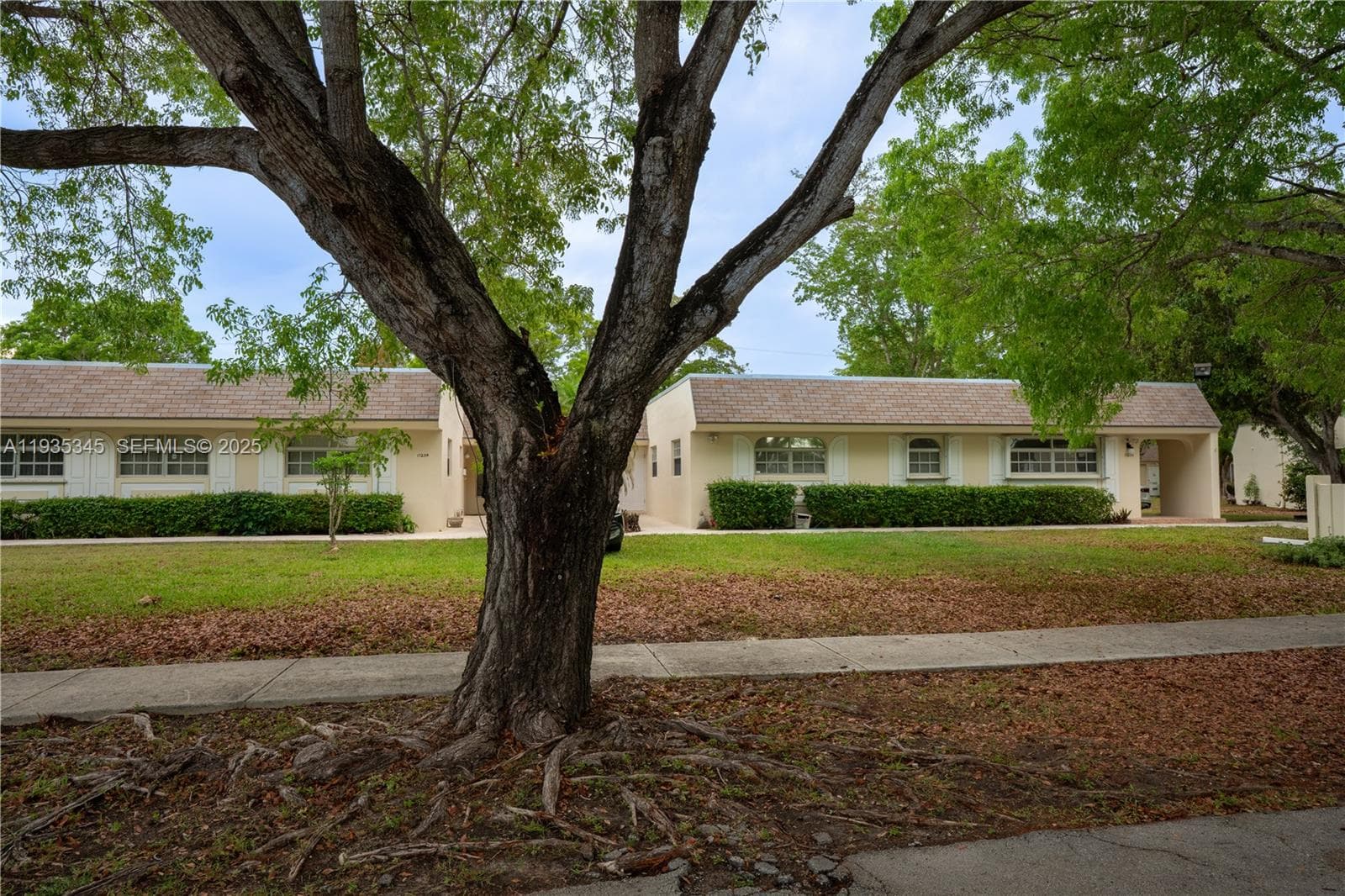 GREEN HILLS PARK WEST · #21243 in Miami - Photo 10