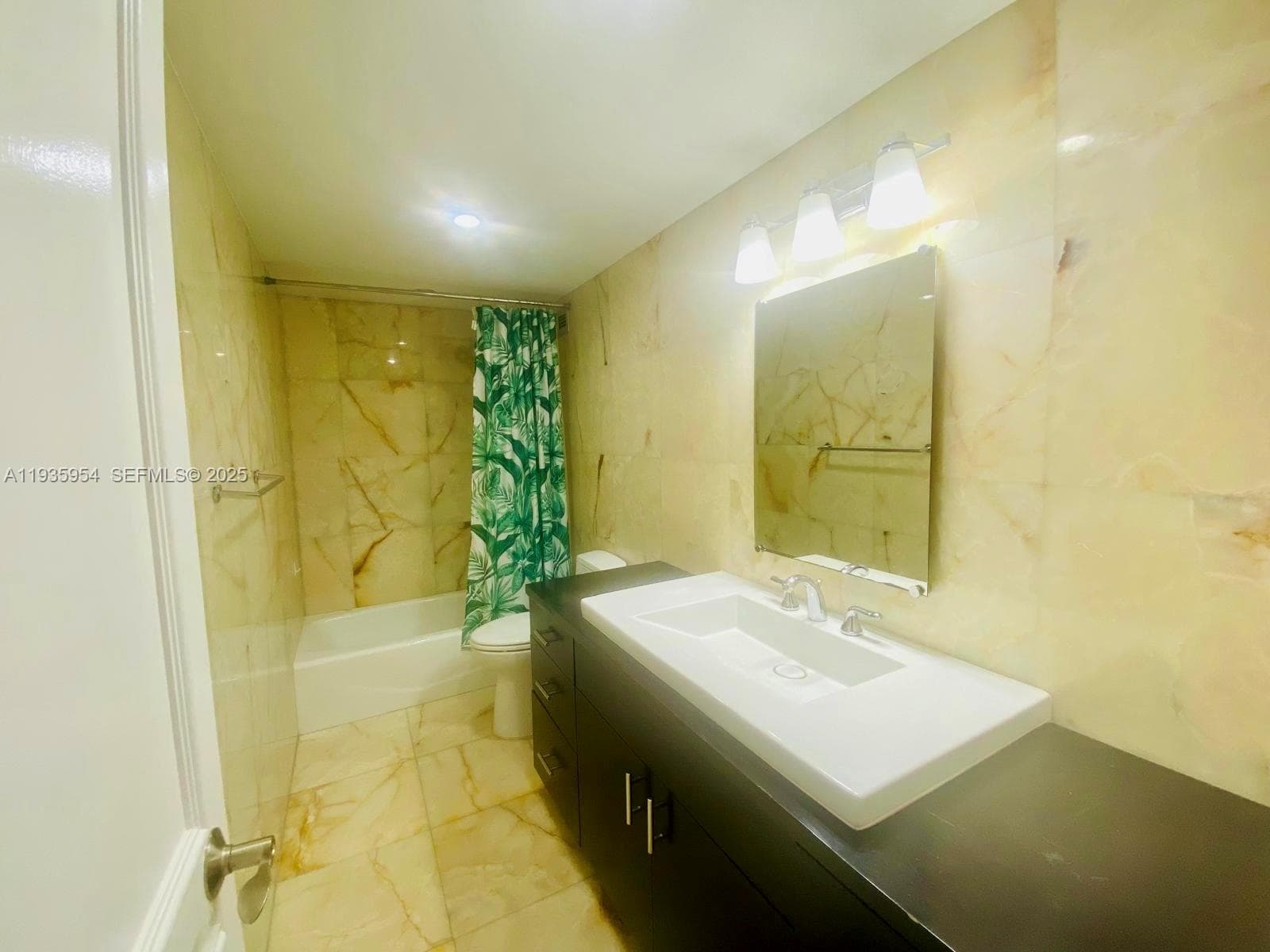 CRICKET CLUB CONDO · #411 in Miami - Photo 16