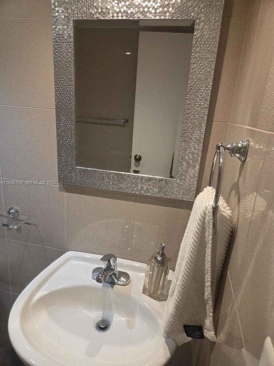 OCEANVIEW PARK CONDO · #701 in Hallandale Beach - Photo 18