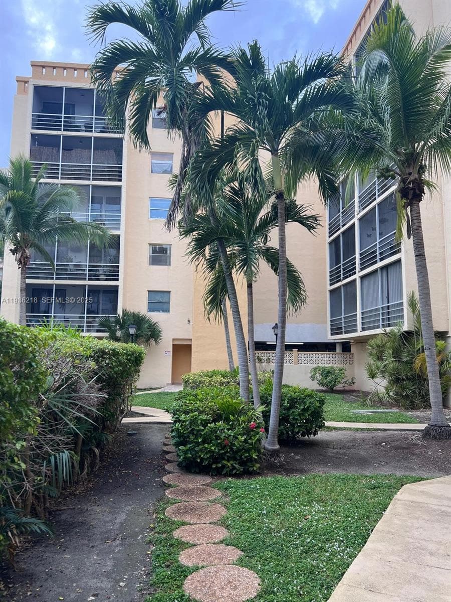 BAYSWATER COURT CONDO · #4B in North Miami Beach - Photo 37