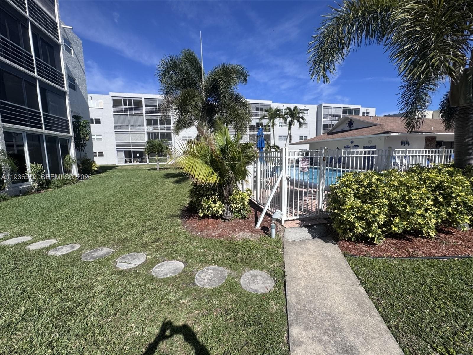 Meadowbrook Lakes Condo · #102 in Dania Beach - Photo 31