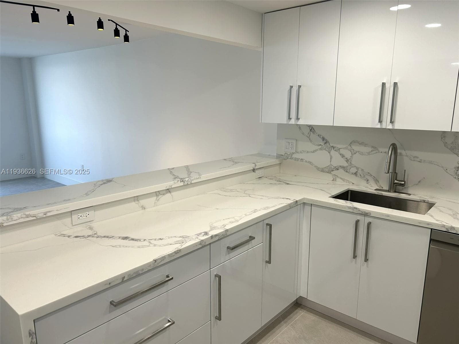 THE ISLANDER CLUB CONDO · #707 in North Bay Village - Photo 8
