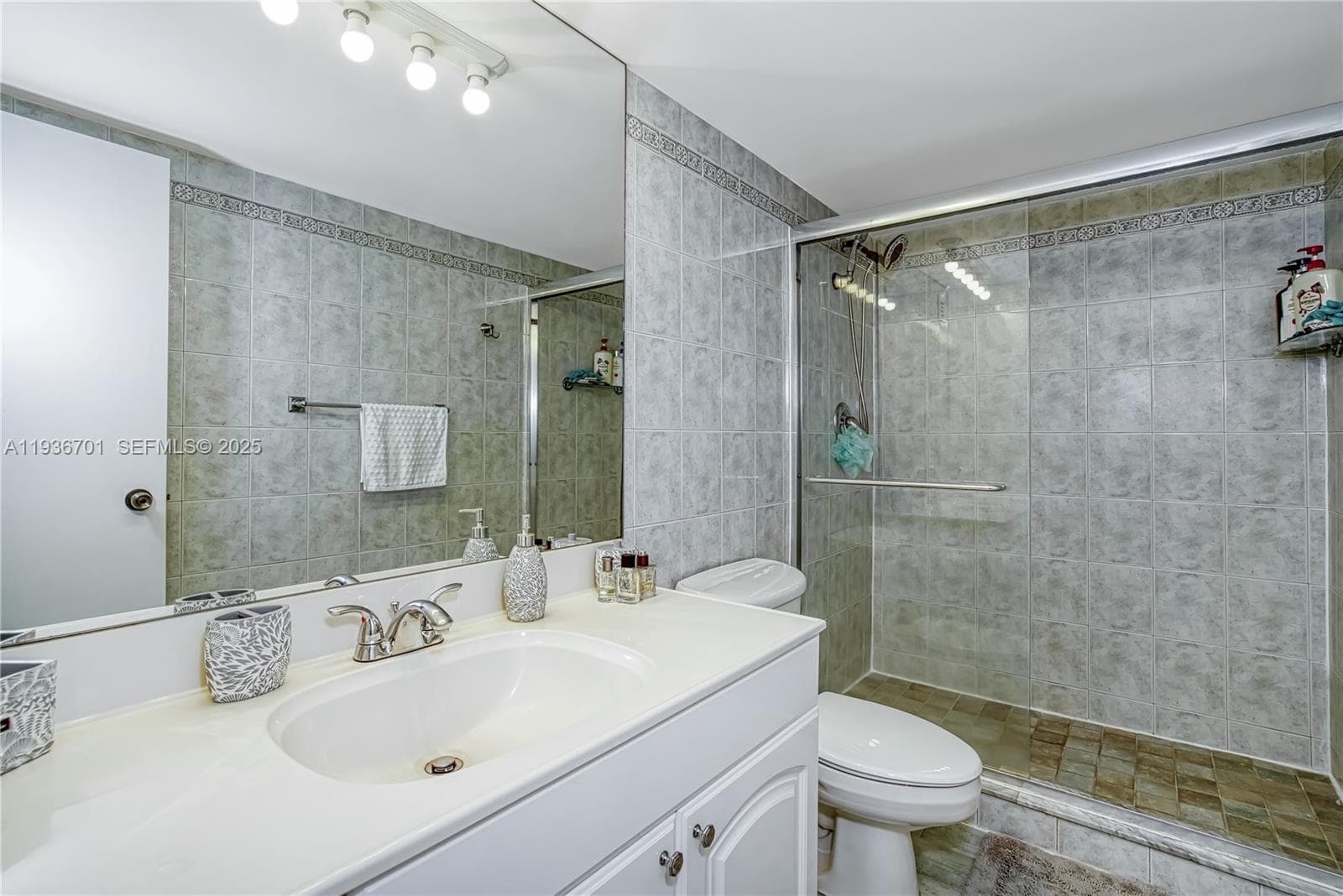 PLAZA TOWERS NORTH CONDO · #902 in Hallandale Beach - Photo 7