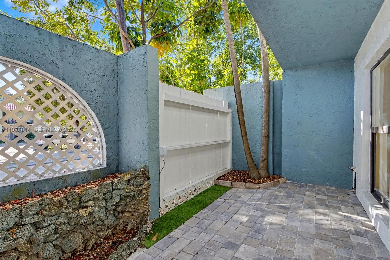 523 NE 38th St #6 photo 9