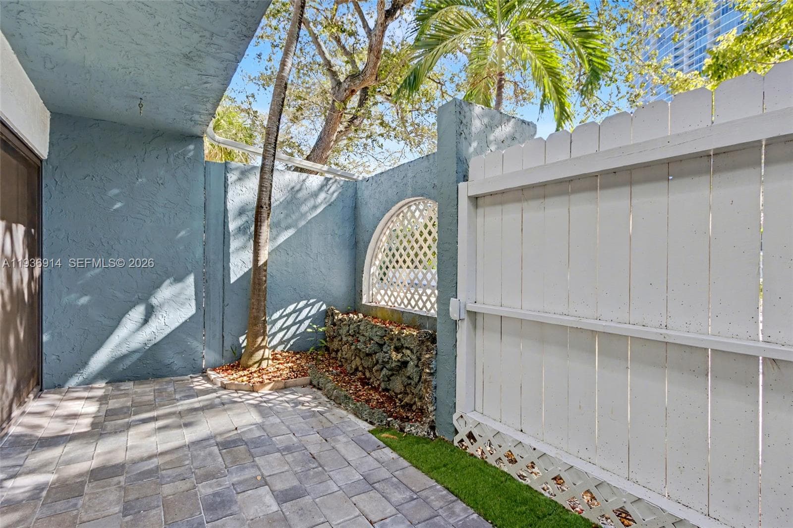 523 NE 38th St #6 photo 8