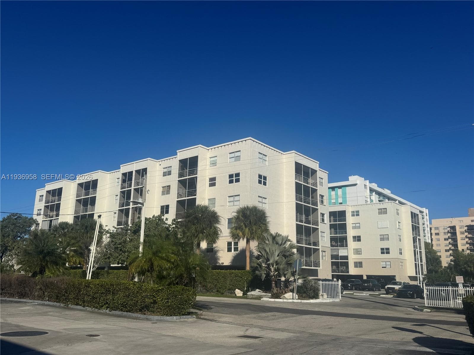 CARLTON BAY CONDO · #5P in North Miami Beach - Photo 2