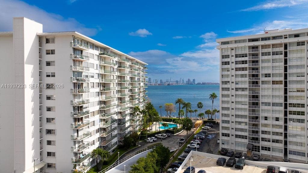 BRICKELL BAY TOWER CONDO · #706 in Miami - Photo 2