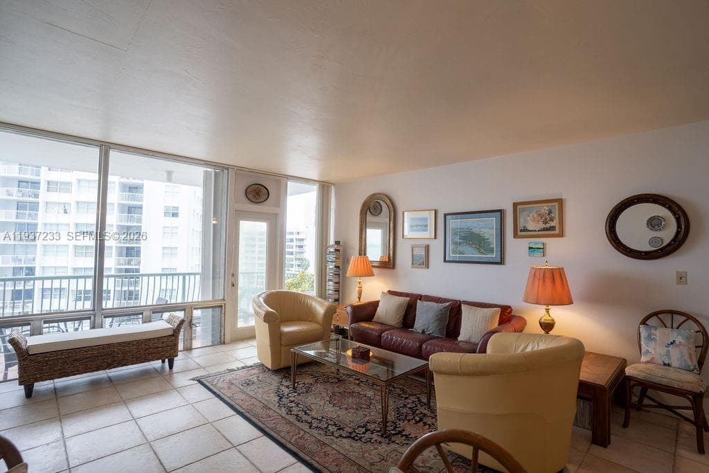BRICKELL BAY TOWER CONDO · #706 in Miami - Photo 3