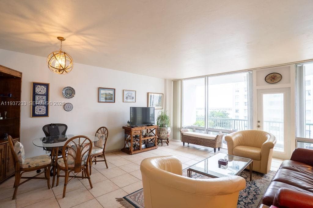 BRICKELL BAY TOWER CONDO · #706 in Miami - Photo 5