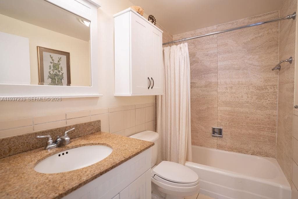 BRICKELL BAY TOWER CONDO · #706 in Miami - Photo 11
