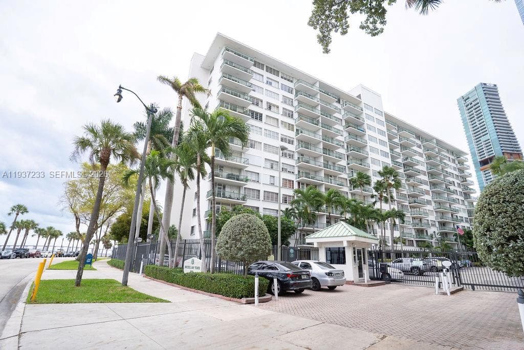 BRICKELL BAY TOWER CONDO · #706 in Miami - Photo 29