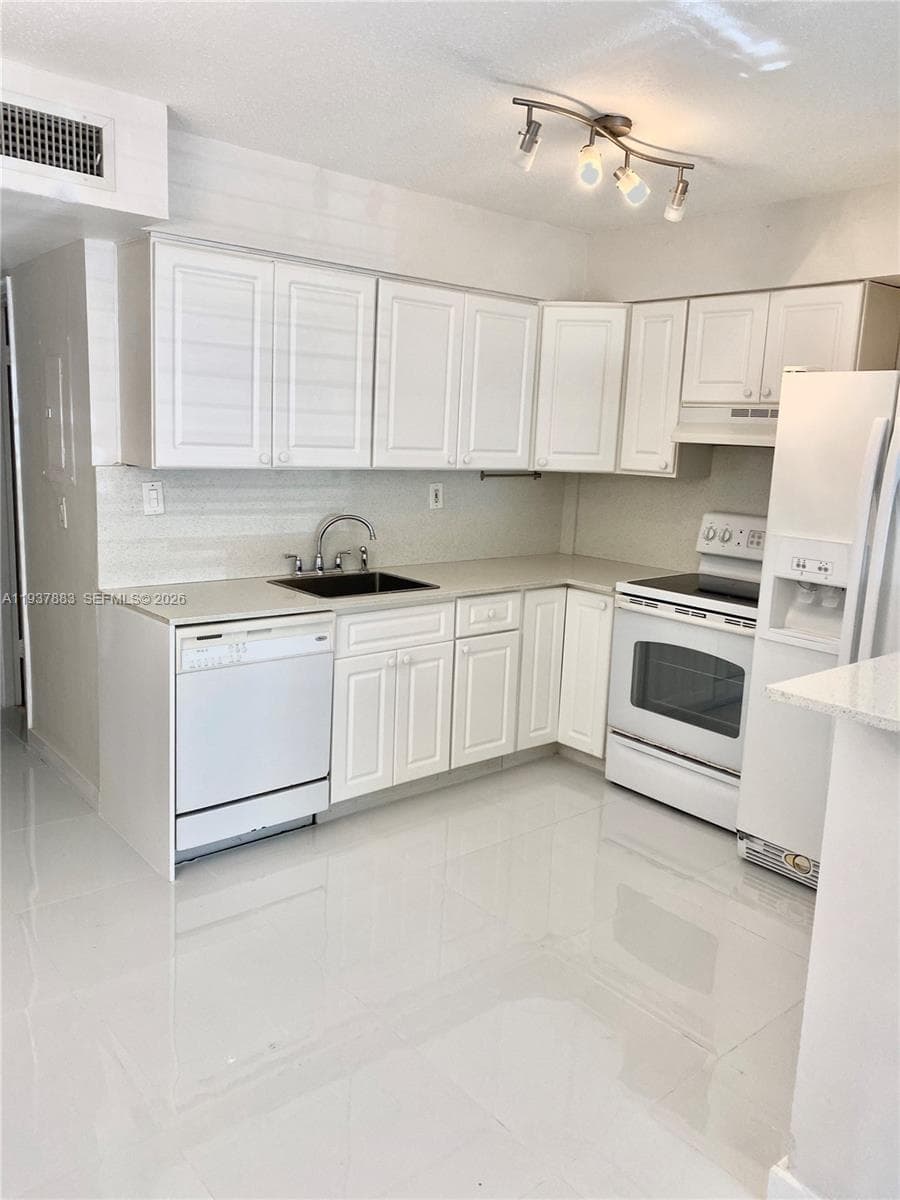 GOLDEN KEY CONDO, THE · #4 in Bay Harbor Islands - Photo 4