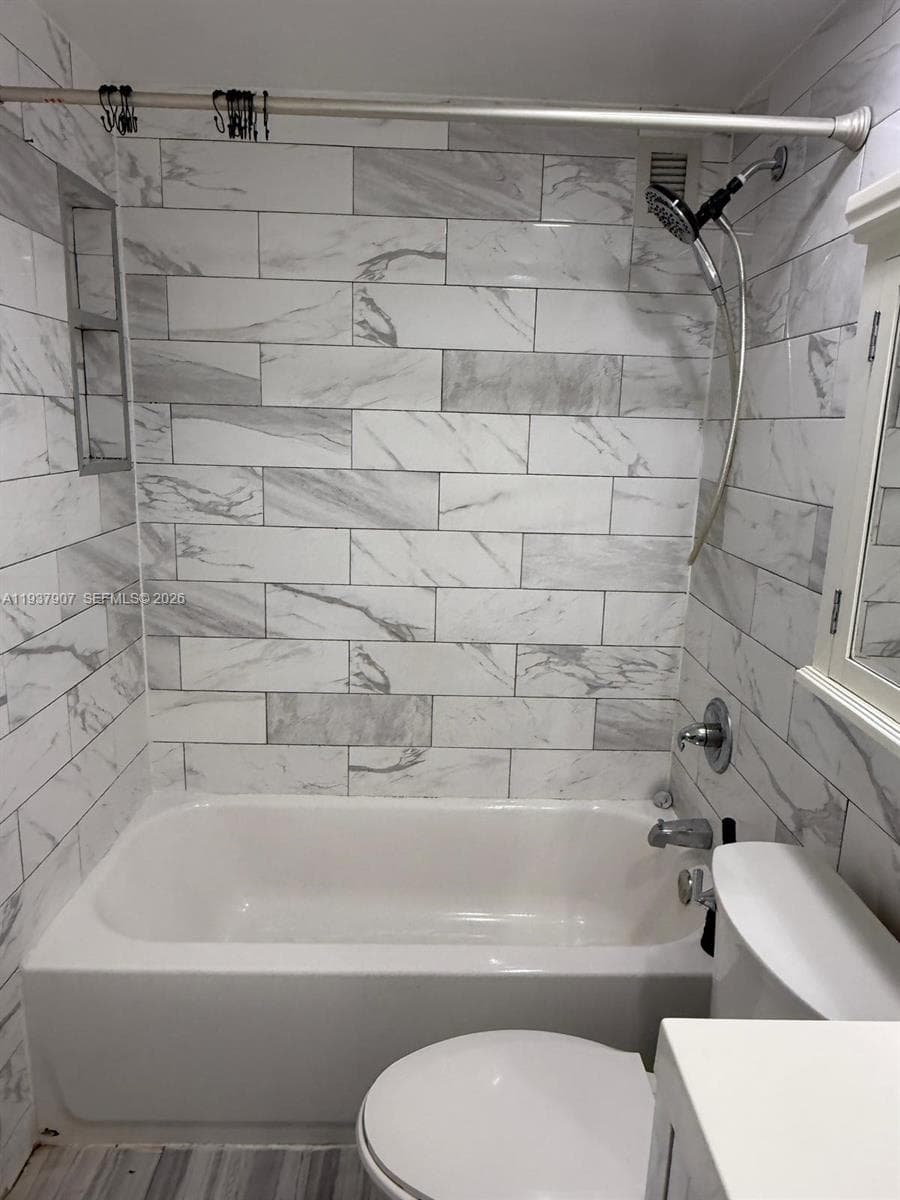 RESIDENCES ON HOLLYWOOD B · #107 in Hollywood - Photo 7