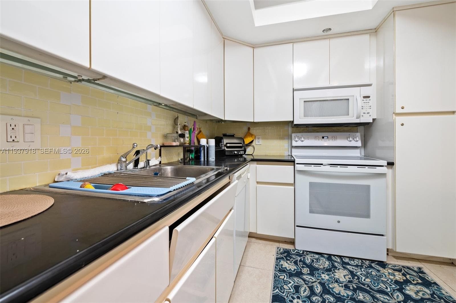 Plaza of bal Harbour · #1211 in Bal Harbour - Photo 14