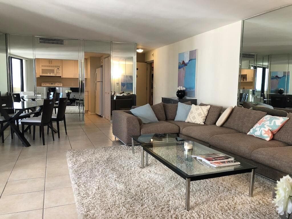 1 LIVING ROOM VIEW 2