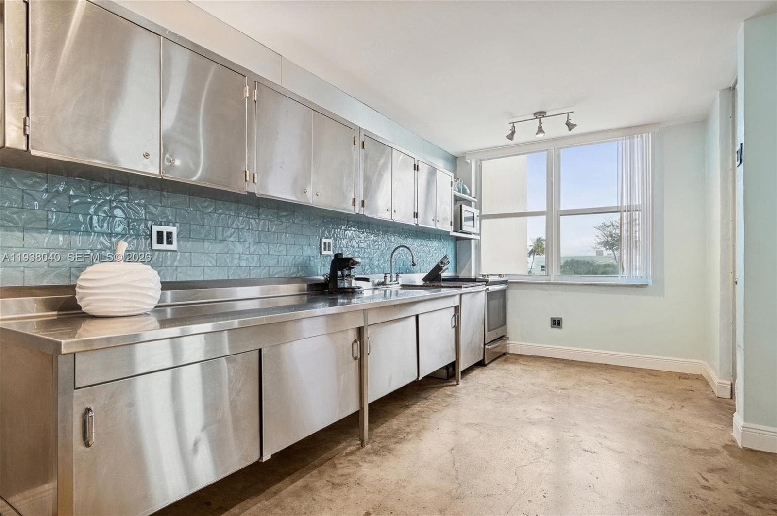 STRATFORD TOWERS CONDO · #306 in Hollywood - Photo 5