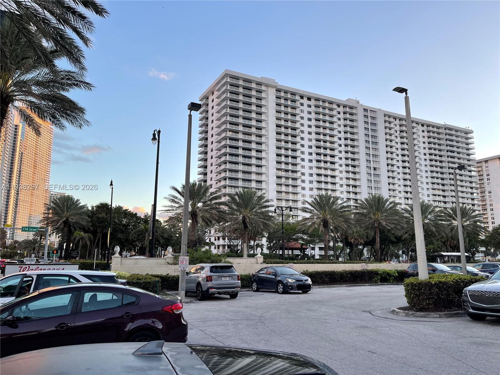 WINSTON TOWERS 600 CONDO · #305 in Sunny Isles Beach - Photo 2