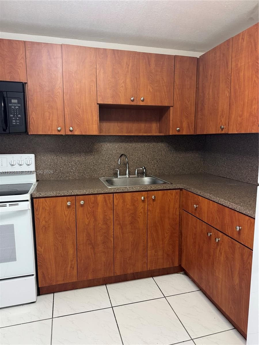 WOODSIDE APTS CONDO · #A211 in North Miami Beach - Photo 2