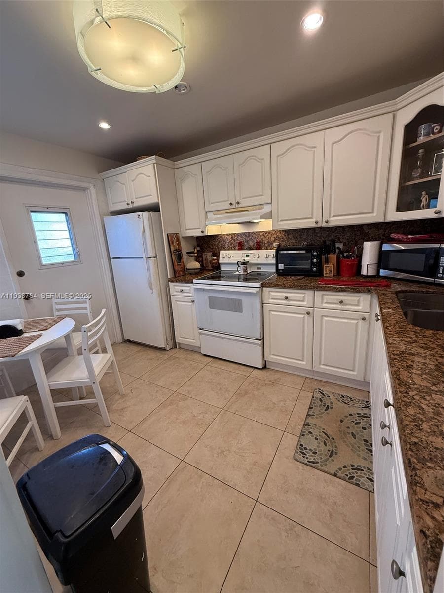FAIRWAYS CO-OP · #302 in Hallandale Beach - Photo 8