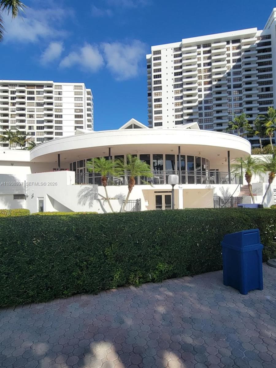 The Olympus Condo · #709 in Hallandale Beach - Photo 13