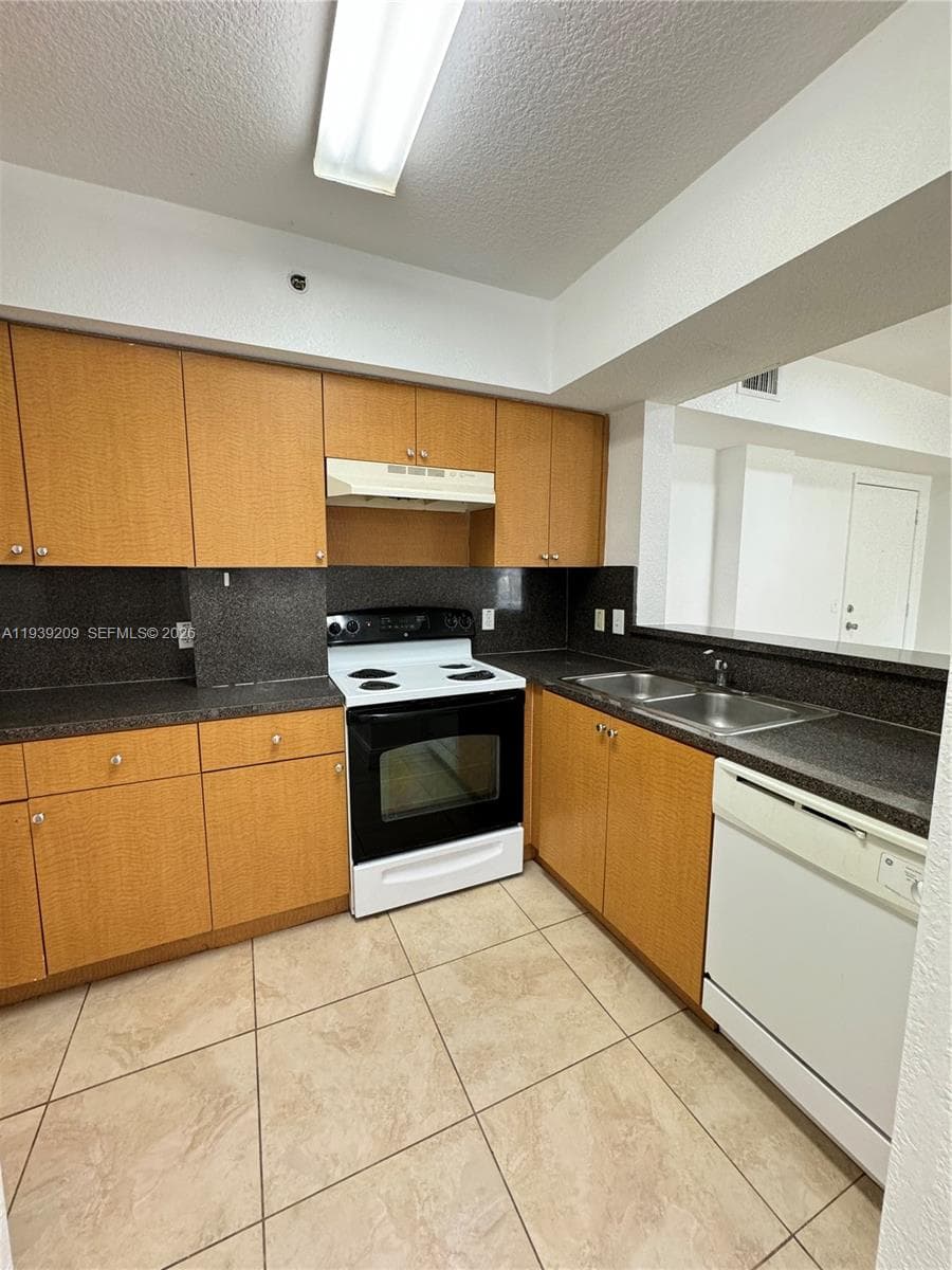 KEYSTONE COURTS CONDO · #E110 in Miami - Photo 10