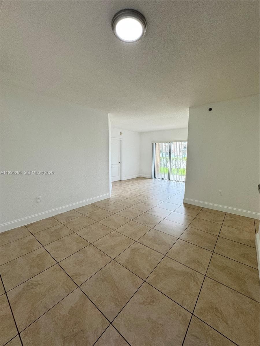 KEYSTONE COURTS CONDO · #E110 in Miami - Photo 4