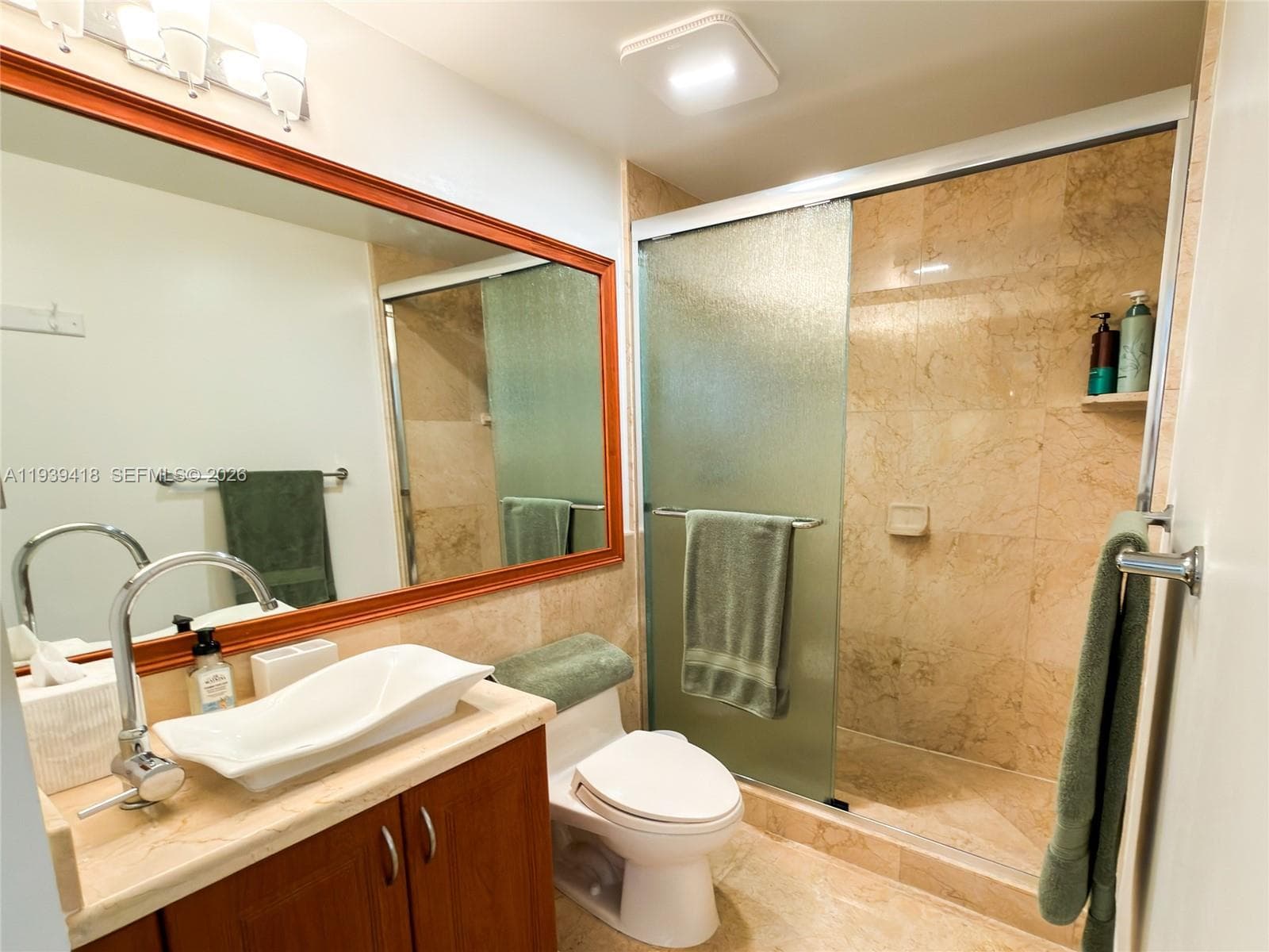 Blue Lagoon condominium · #906 in Miami - Photo 9