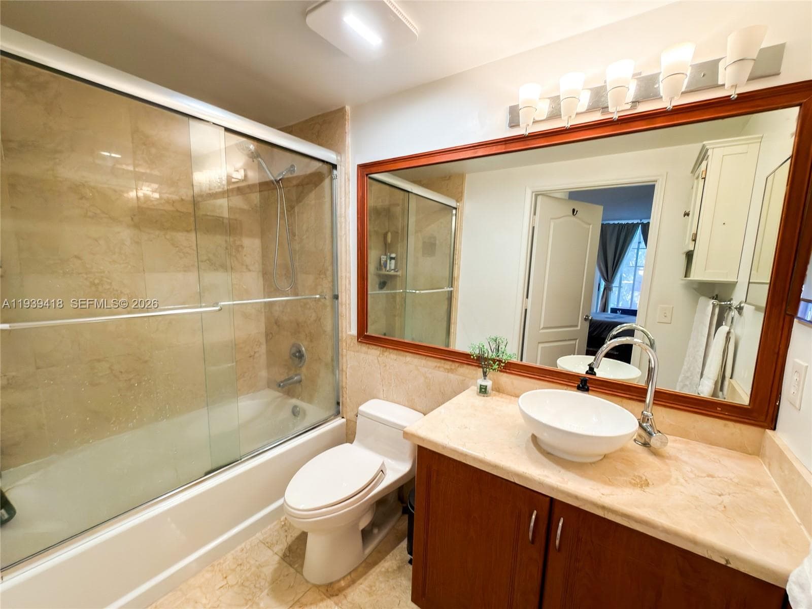 Blue Lagoon condominium · #906 in Miami - Photo 10