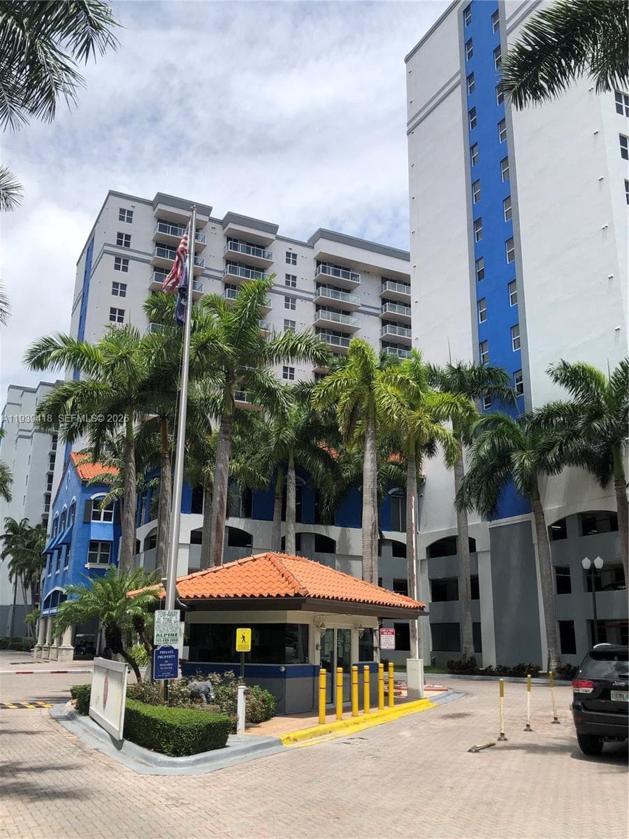 Blue Lagoon condominium · #906 in Miami - Photo 14