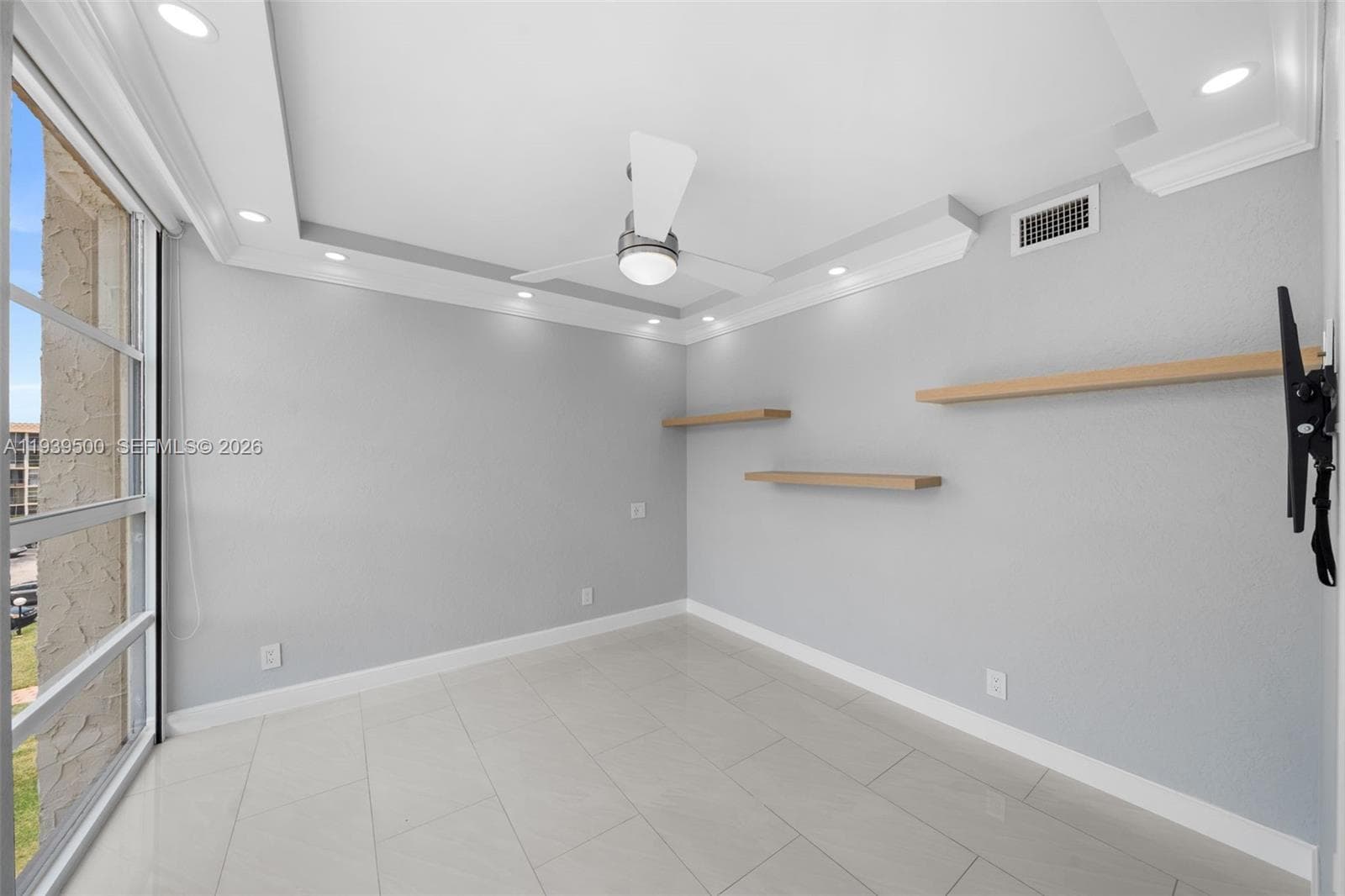 Desoto · #411 in Hallandale Beach - Photo 12