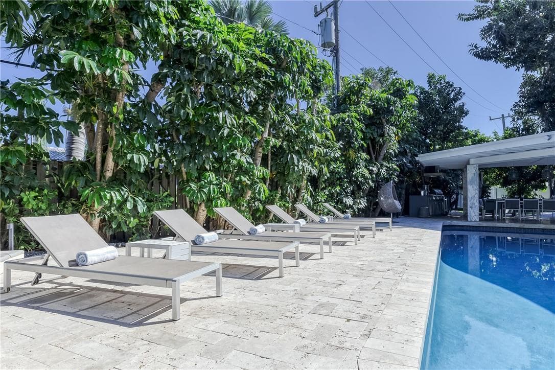 Plenty of Lounge chairs!