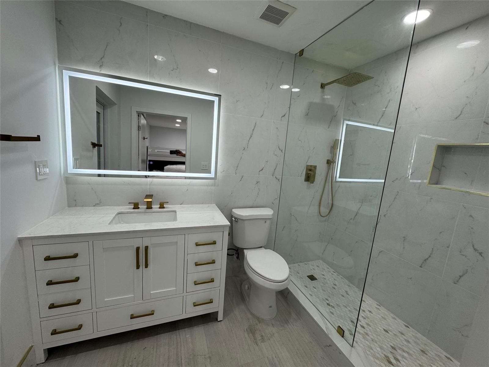 En-suite bathroom in Bedroom #4.