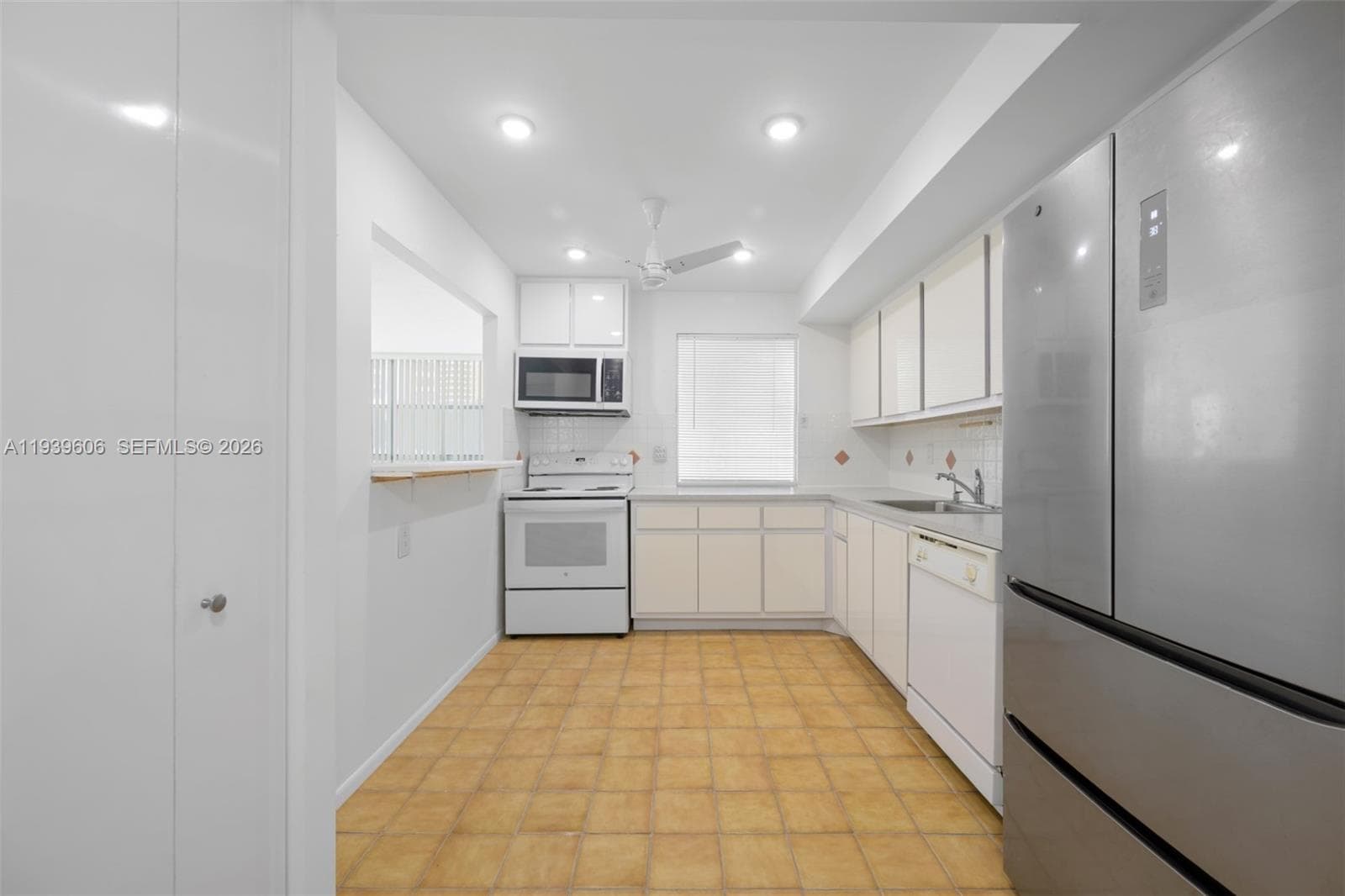 DESOTO PARK CONDO · #220 in Hallandale Beach - Photo 4